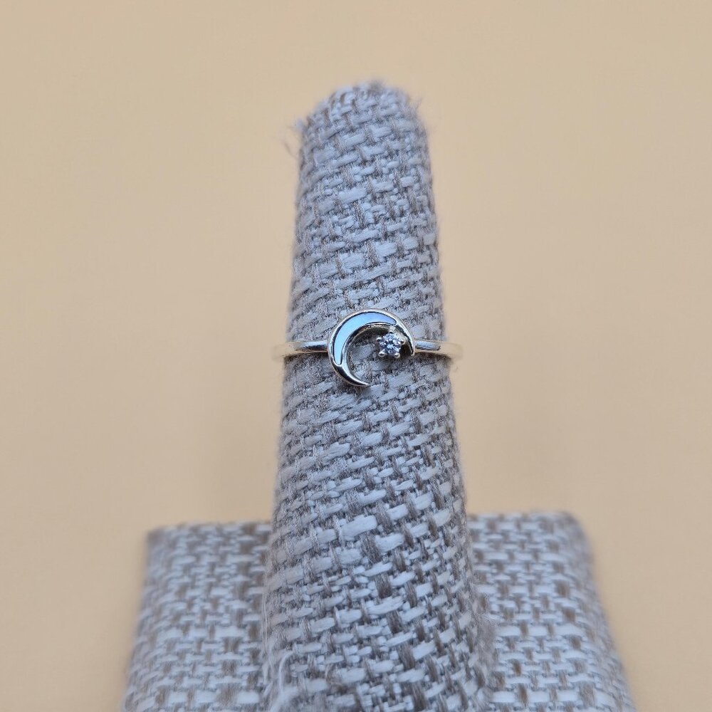 Size 6 Sterling Silver Shell Moon And Cubic Zirconia Gem Ring A5678